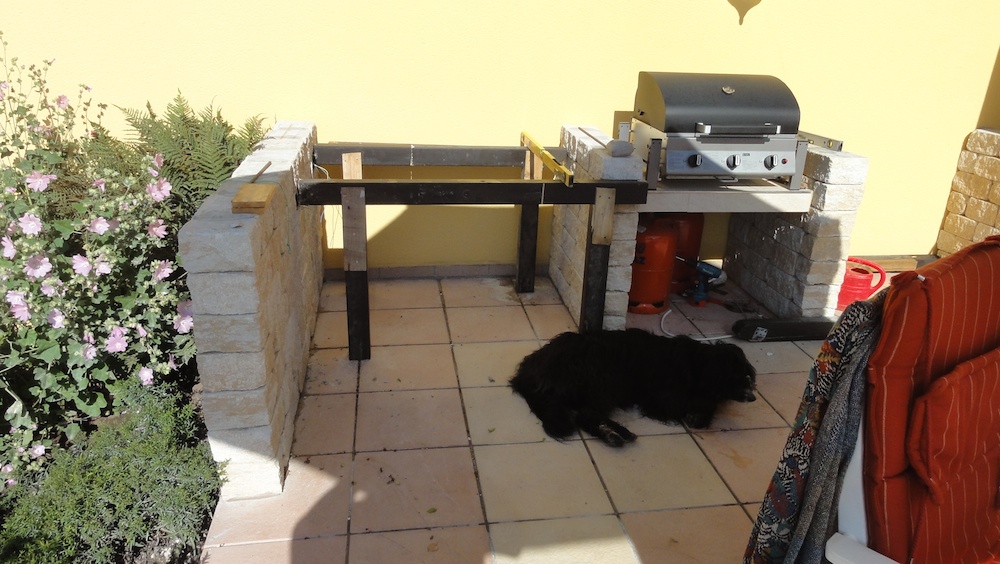 Schalung angefangen. Die will ich aber erst am Montag fertig machen. Platten zuschneiden trau ich mich dann heute doch nicht.