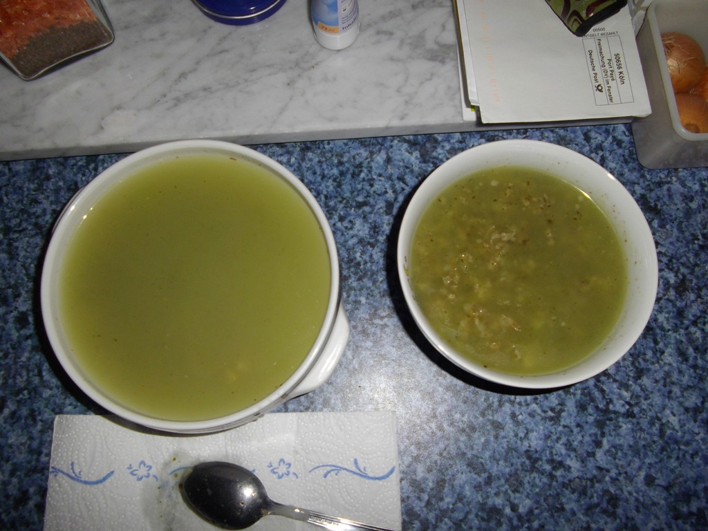 Mit Zwiebel, Apfel, Majoran, Salz und<br />Pfeffer etwas gewürzt.<br />Muss jetzt kalt werden, ab und zu mal durchrühren. Wird dann aber auch weiss werden.