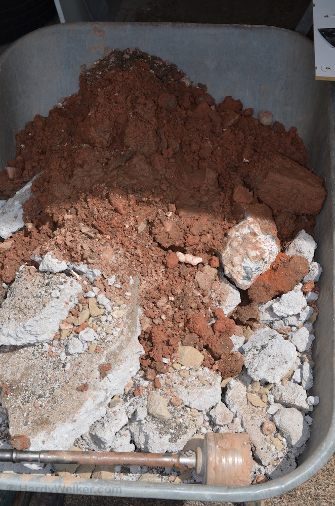 Das letzte Loch ist auch ausgehoben und teilweise sogar Frosttief.