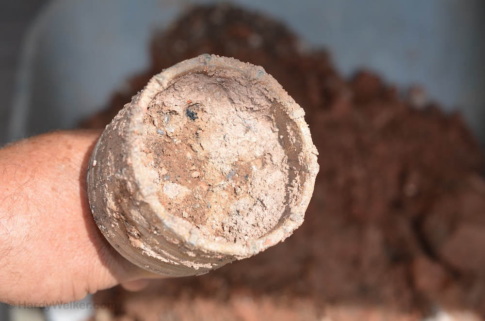 Die Bohrkrone ist dicht mit Schlacke, Ton und Ziegelbrei