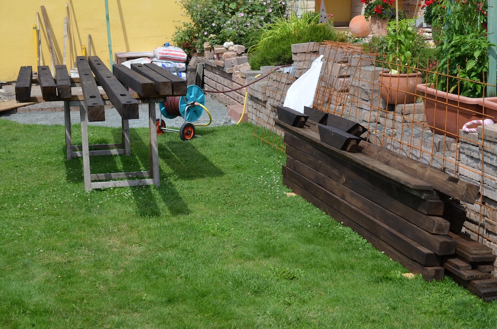 Balken für den Holzschuppen sind fertig behandelt.
