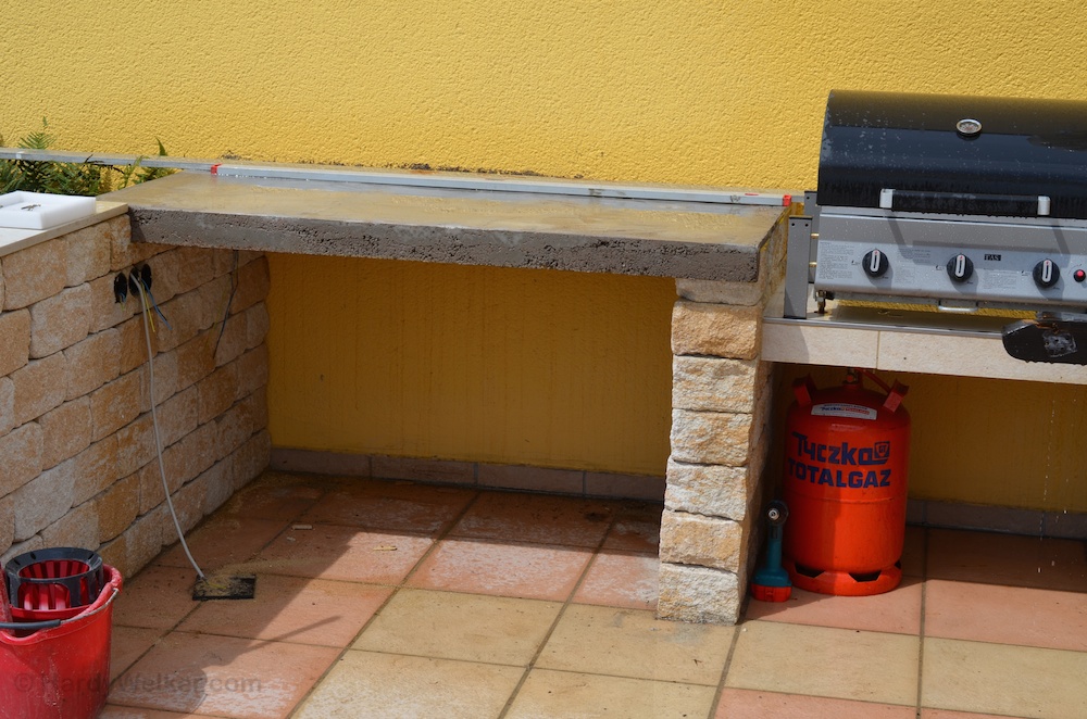 Auf der Terrasse wurde die linke Arbeitsplatte ausgeschalt. Nun kann verfliest werden.