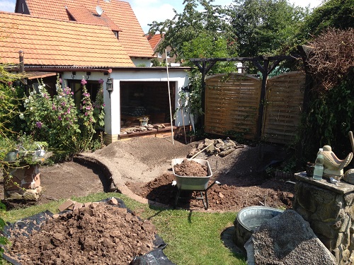 Dort wo links das Loch war befand sich vorher ein gemauerter Grill. Im Rahmen des SBO-Projektes wird nun die gesamte Ecke rechts umgestaltet.