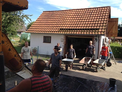 Dann ging es endlich mit dem Beton los. Und wieder kann sich freuen wer viele Freunde hat...
