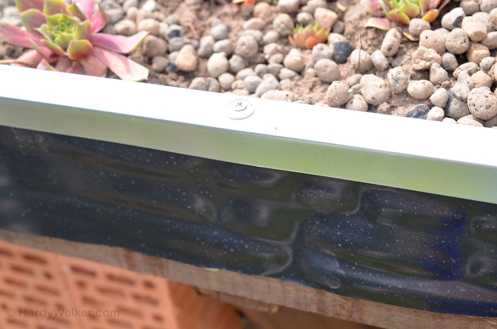 Die U-Schine wird drüber gestülpt und rostfrei verschraubt.