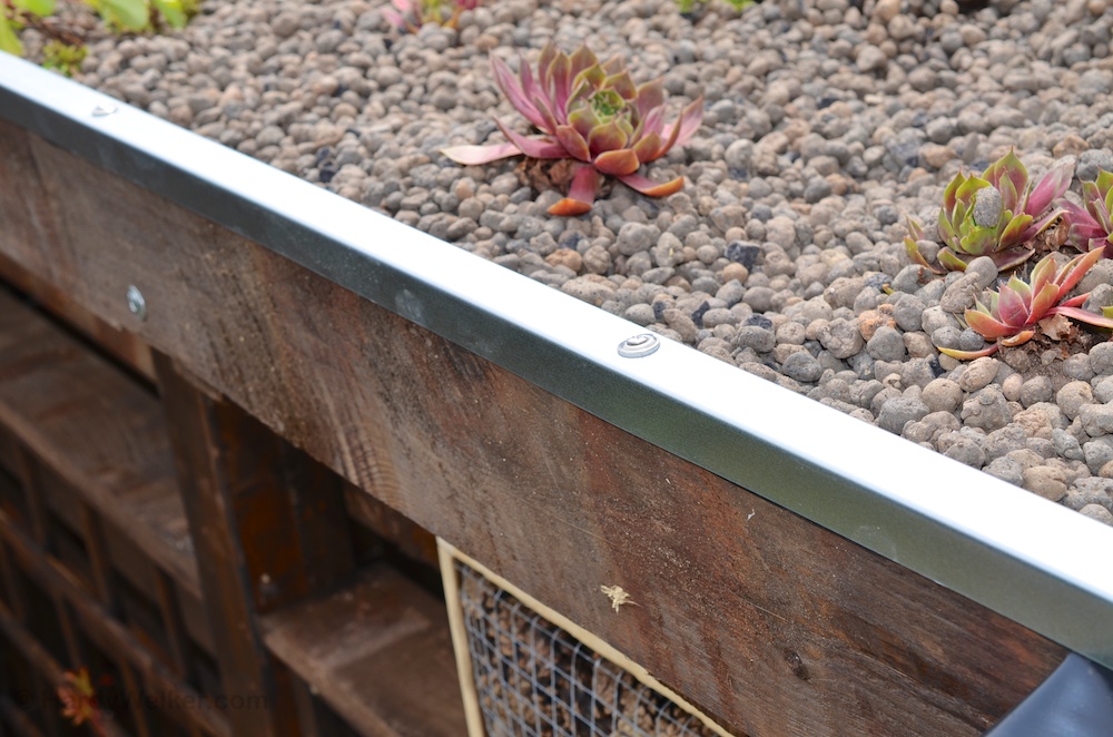 Danach wird das überstehende Rest Folie abgeschnitten