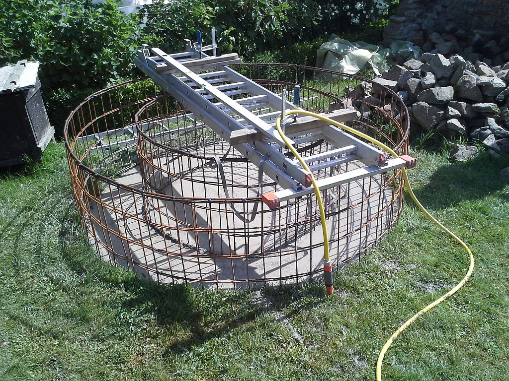 Der Rest Beton von den bestellten 2cbm passt genau in den Grillboden noch rein