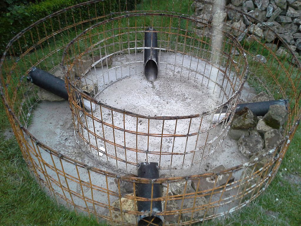 Damit das Feuer da unten im Korb auch Luft bekommt hab ich Rohre reingeschweißt .