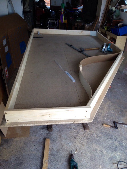 Schalung mit der Rundung der Platte.