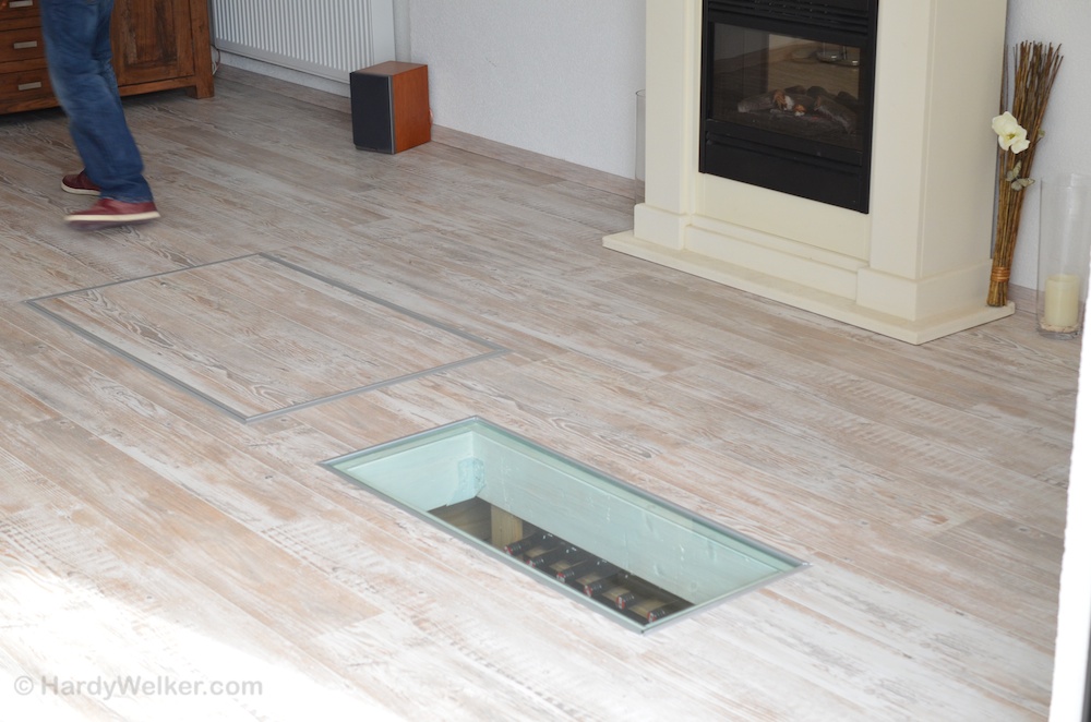 Wohnzimmer mit Luke zum Wein anschauen