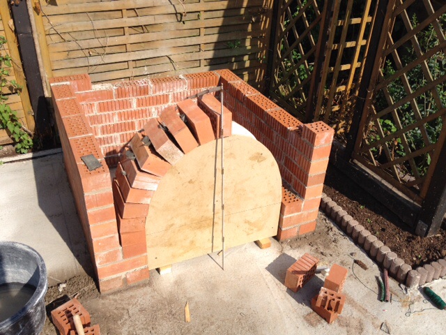 Hier fehlt noch der Bogen und zwei Reihen Steine.