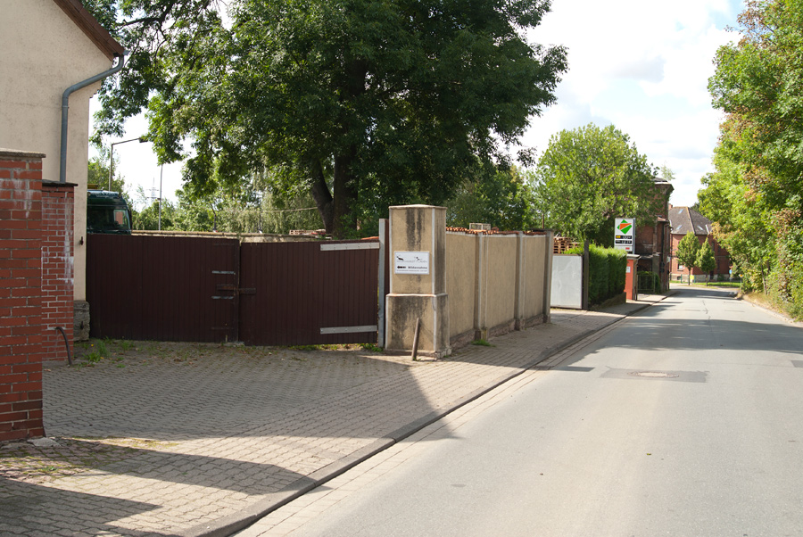 von der Straße aus01