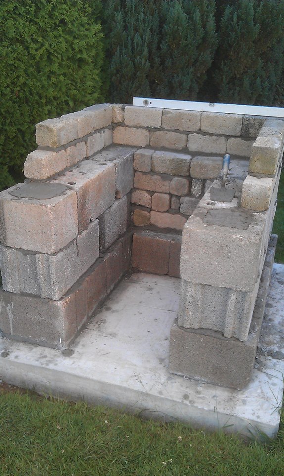 Der Unterbau wird gemauert 2