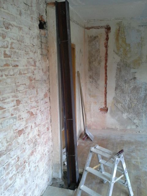 Der obere Träger liegt nur auf dem bisschen Ziegelstein