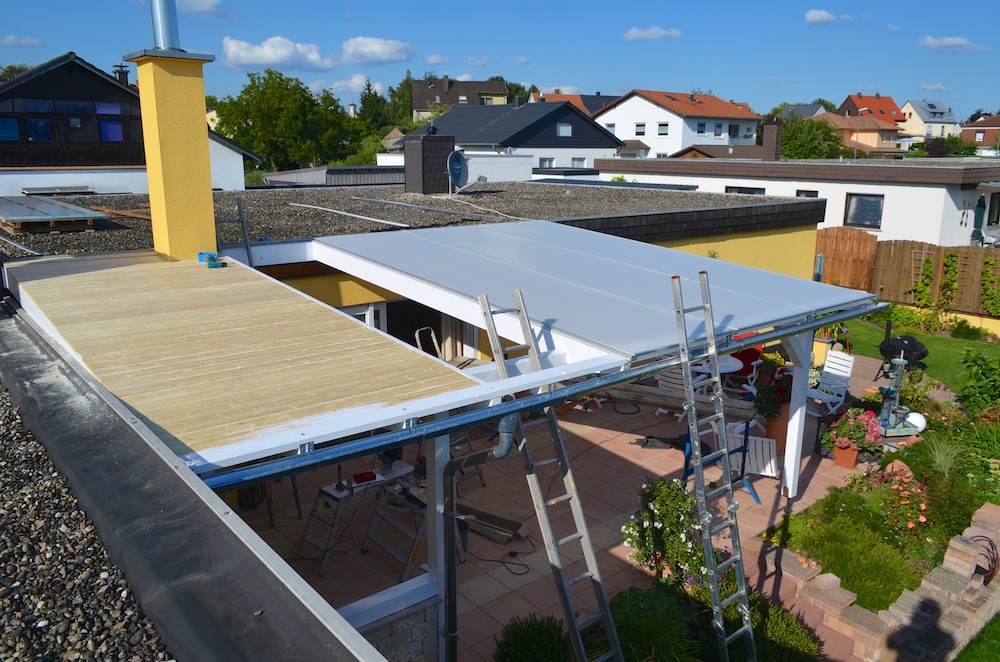 Dacheindeckung mit 22mm Nut&amp;Feder ist fertig und die Dachrinne ist fertig.