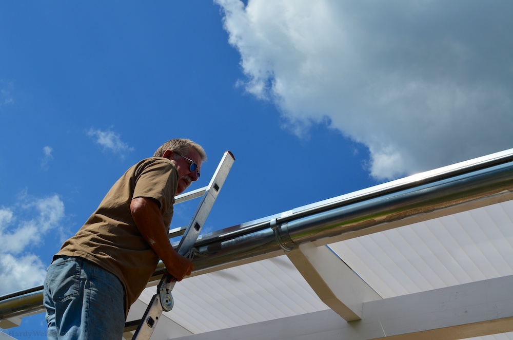 Dachrinne angepasst, verlötet und eingehängt. Sehr schön und stabil. Besser als diese Baumarkt - Plastikdinger