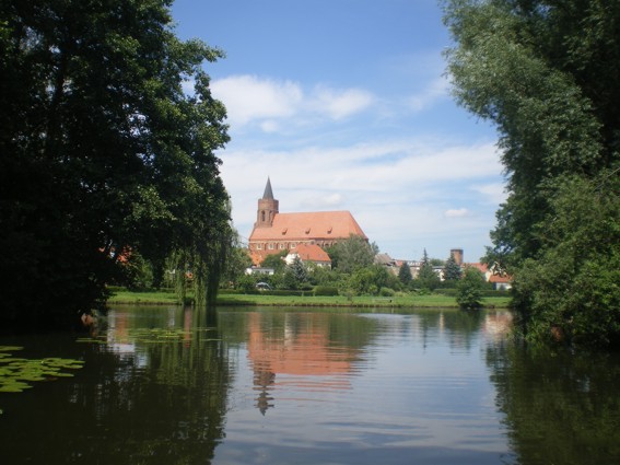 Ein kleiner Nebenarm der Spree mit Blick auf die Kirche.