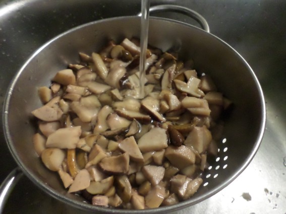 Die Pilze nochmals unter fließenden Wasser spülen.