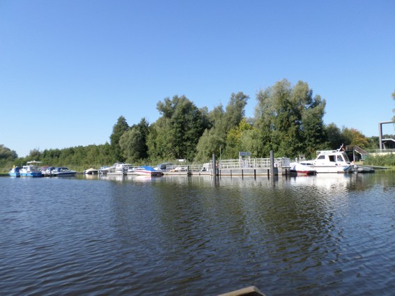 Langsam geht die Urlaubszeit dem Ende entgegen. Ein Indiz: Die Marina leert sich, die Urlauber fahren mit ihren Booten nach Hause.
