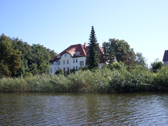 Vorbei an alten Gutshäusern, die in neuem Glanz erstrahlen.