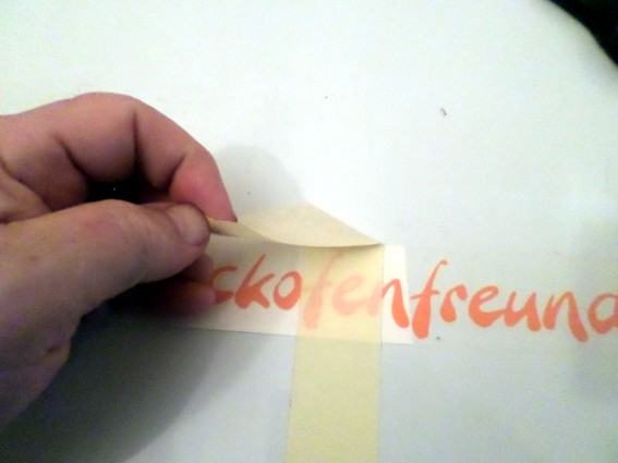 Fixier-Kreppband abziehen.