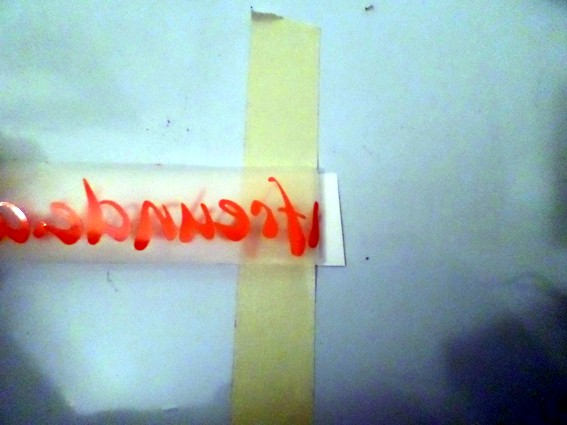 Das Trägerpapier ist abgeschnitten und die Folie harrt ihrer Verklebung.