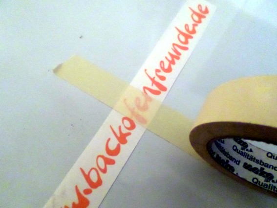 Die Folie mittels Kreppband etc. fixieren, damit sie sich im weiteren Verlauf nicht verschieben kann.