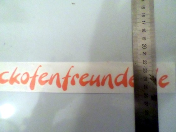 Die Folie an ihren künftigen Platz setzen und ggf. genau abmessen. Bitte aber UNTEN an den Buchstaben (gleiche Buchstaben, z.B. e) messen!