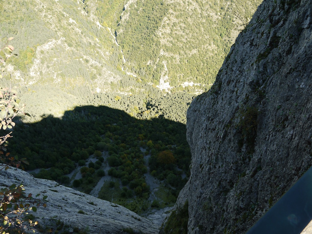 Tiefblick am Pedraforca. Ja, das da unten ist eine Straße!
