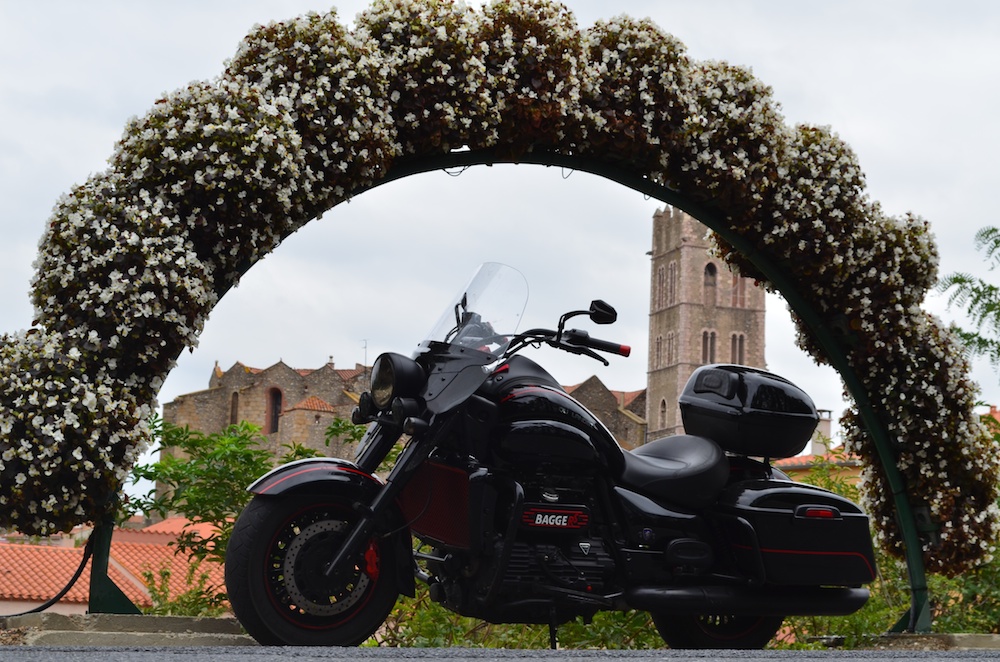 Moped im Mittelpunkt. In Ille-sur-le-Tete