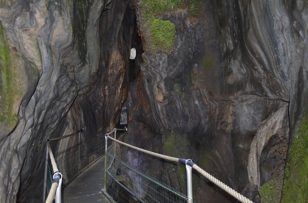 Wir wandern teilweise 53m über dem rauschenden Wildbach. Mit 100m engsten Felsen über uns und darüber noch einmal mind. 100 m Felsen der Schlucht. Sensationell