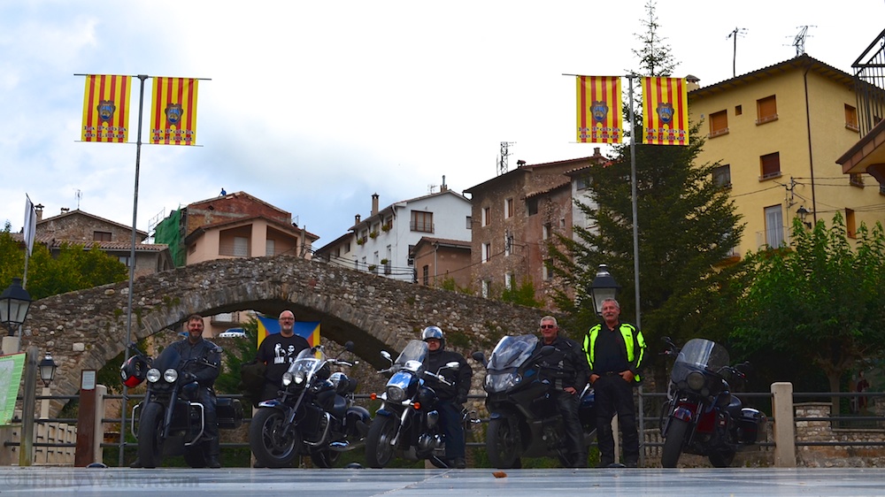 Typische Katalanische Ortschaft. Fahnen und Brücken wie man sie nur hier findet