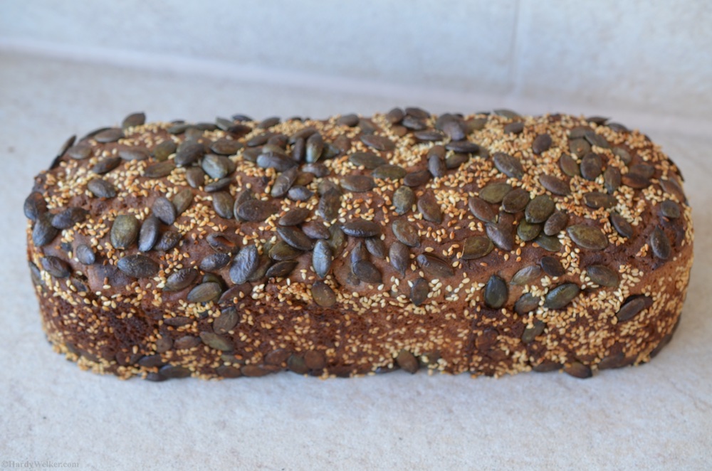 Vollkornbrot mit Nuessen 1.jpg