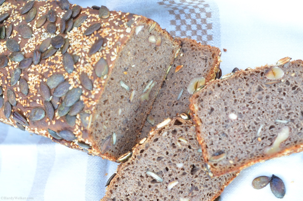 Vollkornbrot mit Nuessen 3.jpg