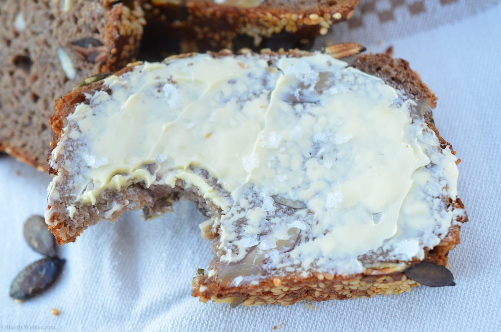 Vollkornbrot mit Nuessen 4.jpg