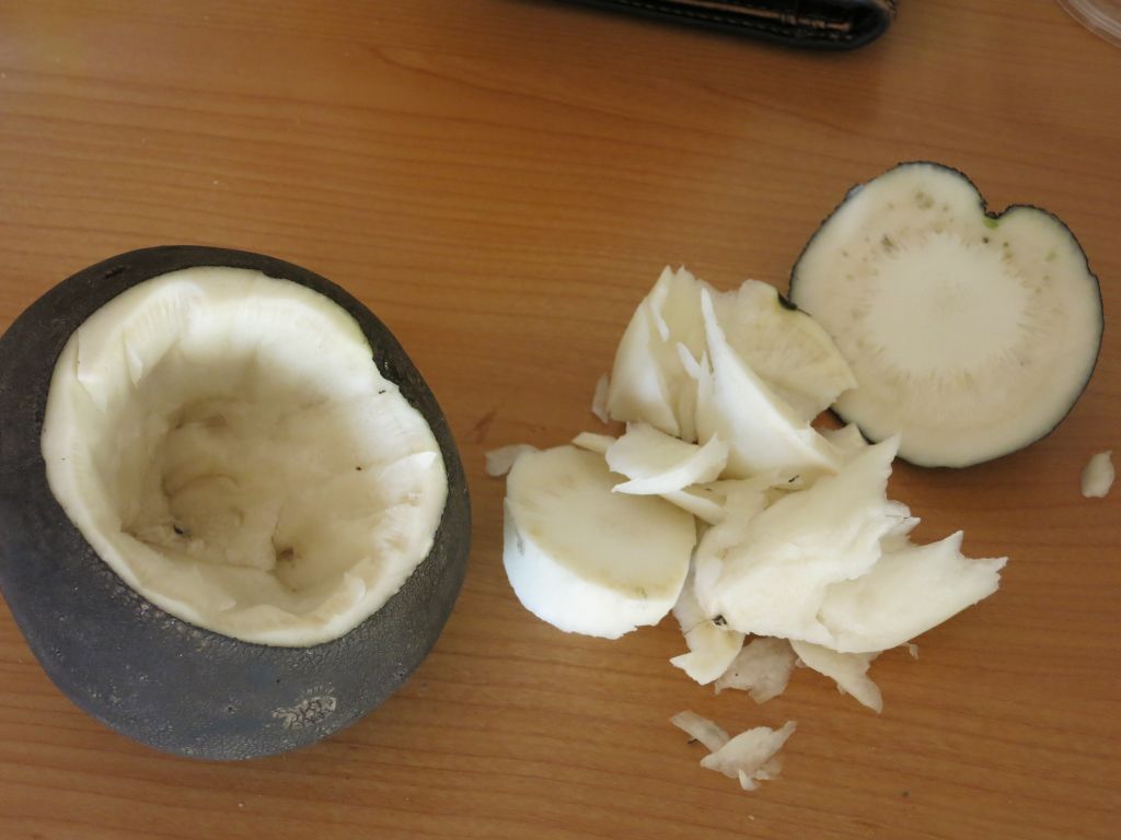 Schwarzer Rettich ausgehöhlt.jpg