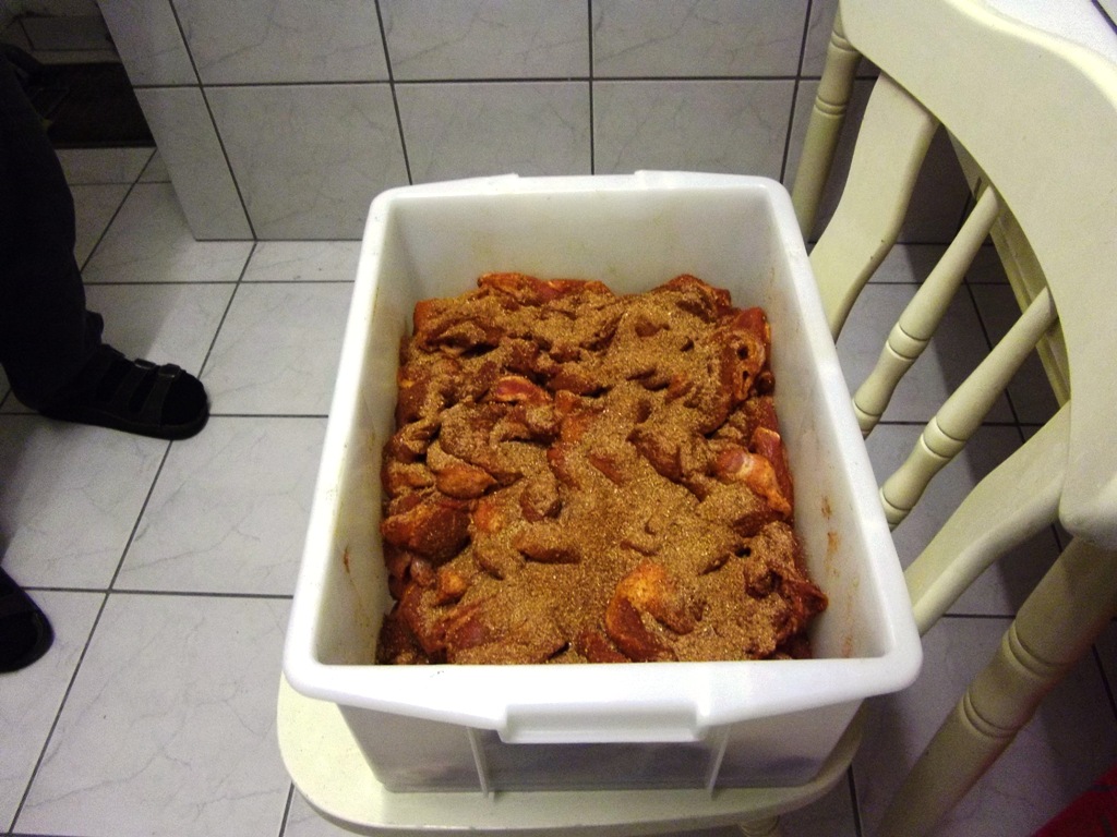 Gewürz einbringen.<br />(Hintergrund ist die Waschküche.)