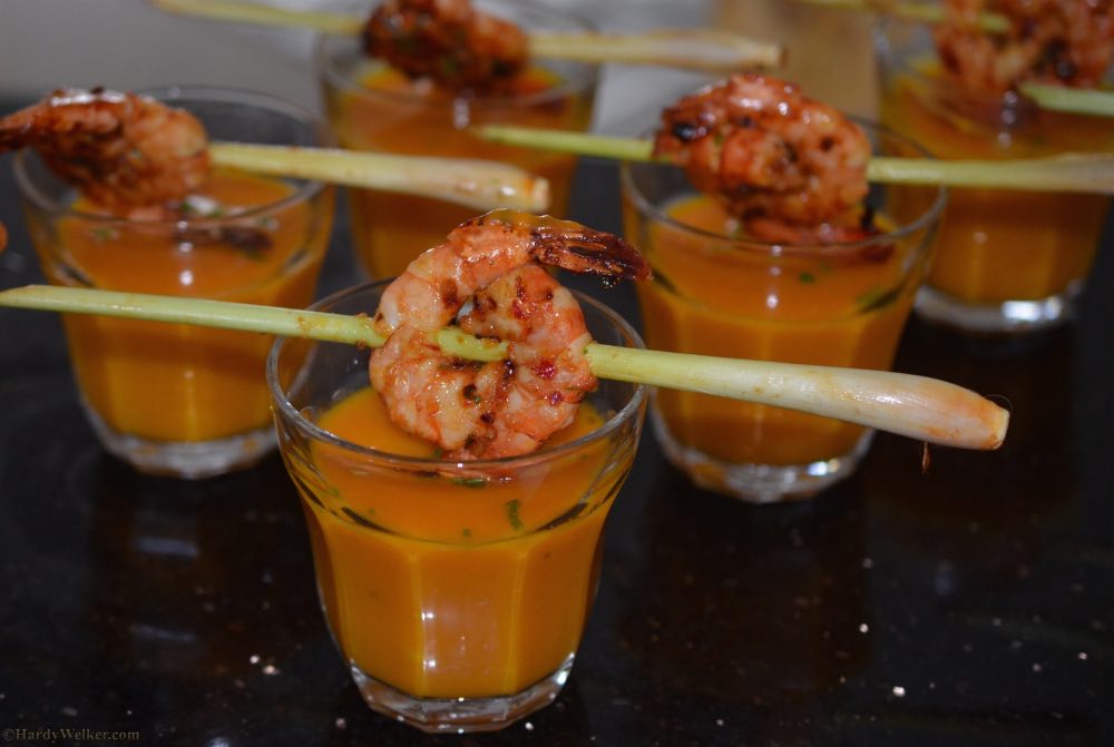1Kurbissuppe asiatisch Kokosmilch Zitronengras Ingwer Black Tiger Garnelen.jpg