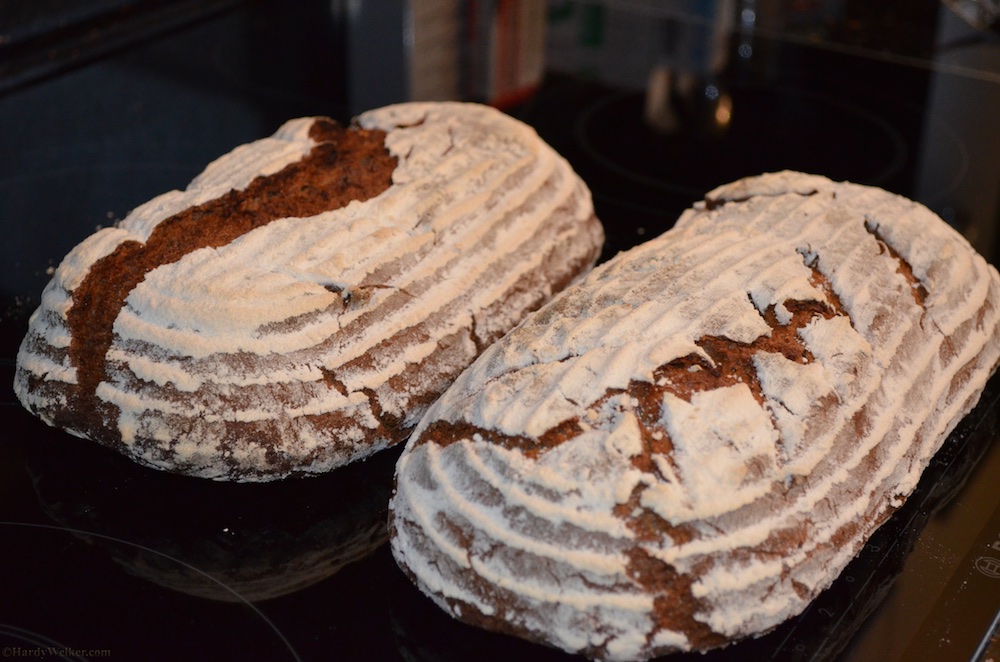 Brote zum Auskühlen. Zwei lustige kleine Brötchen mit je ca. 760g.