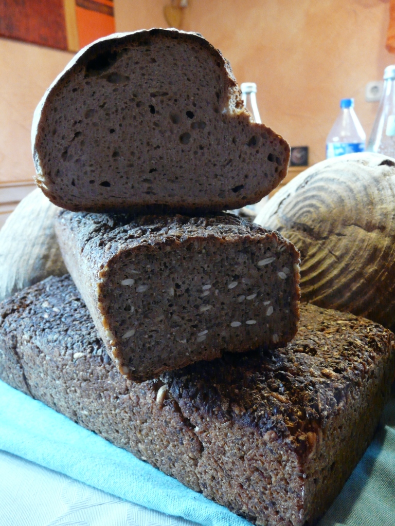 Anschnitt Rogenschrot u Mischbrot.JPG