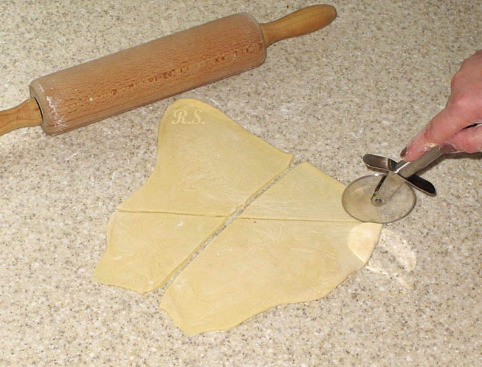 Teig in Dreiecke schneiden