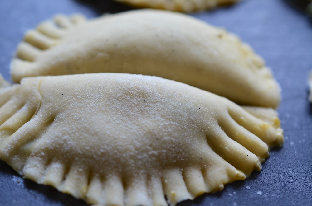 Ziegen-Ricotta-Ravioli mit Pilzgemüse und Salbeibutter (1).jpg