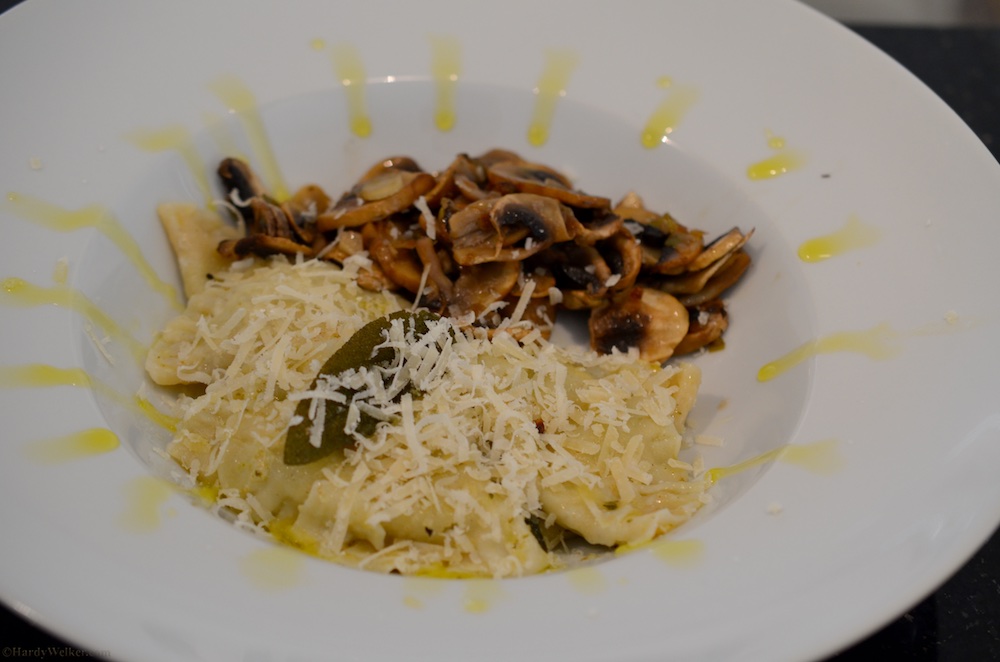 Ziegen-Ricotta-Ravioli mit Pilzgemüse und Salbeibutter.jpg