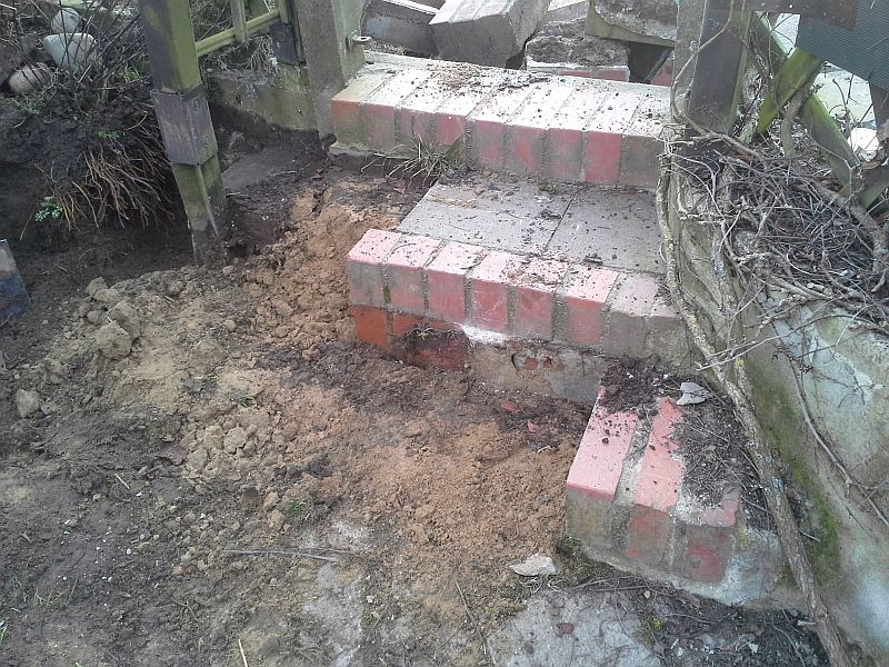 Das ging nicht mehr so weiter . Durchgang 80cm und dann die Stufen , sogar für Schubkarren zu schmal und holperig