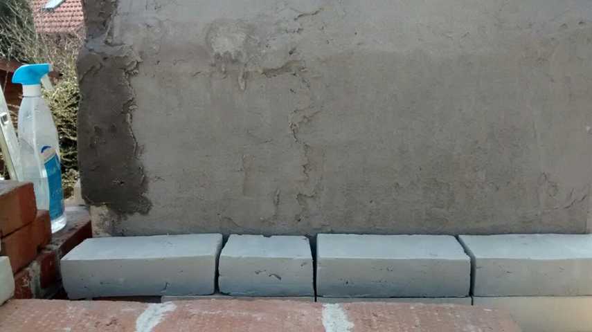 Jetzt kommen meine selbst hergestellen Lehm/Tonsteine zum Einsatz.Zuerst die Seiten hochgemauert. Fugen bestehen auch aus Lehm/Ton