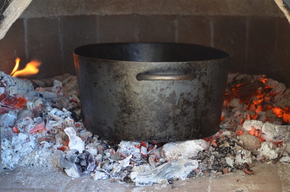 Arbeiten mit dem Feuer. Direkte Hitze zum Anbraten.