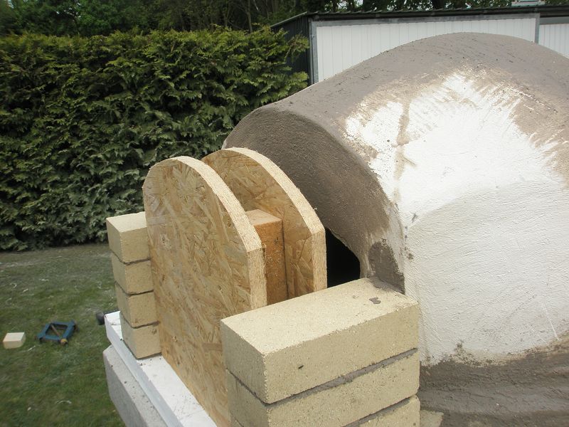 Portalbogen fast fertig, Tür kommt in den Bogen