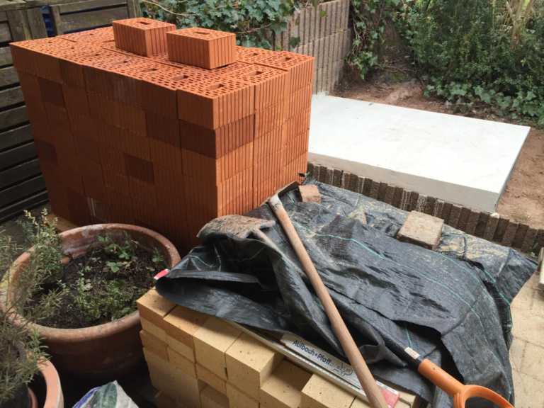 Schamott- und Poroton-Steine besorgt...