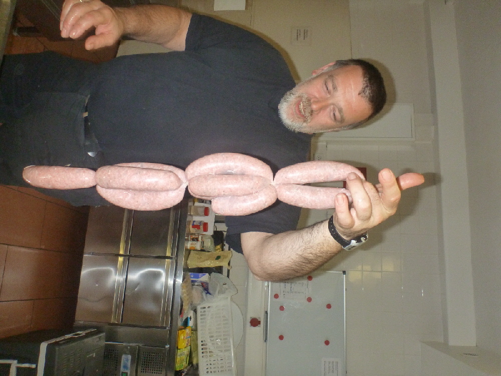 Ganz schön verwurstelt,der Meisterknoter bei der Arbeit!!! Besser geht nich...