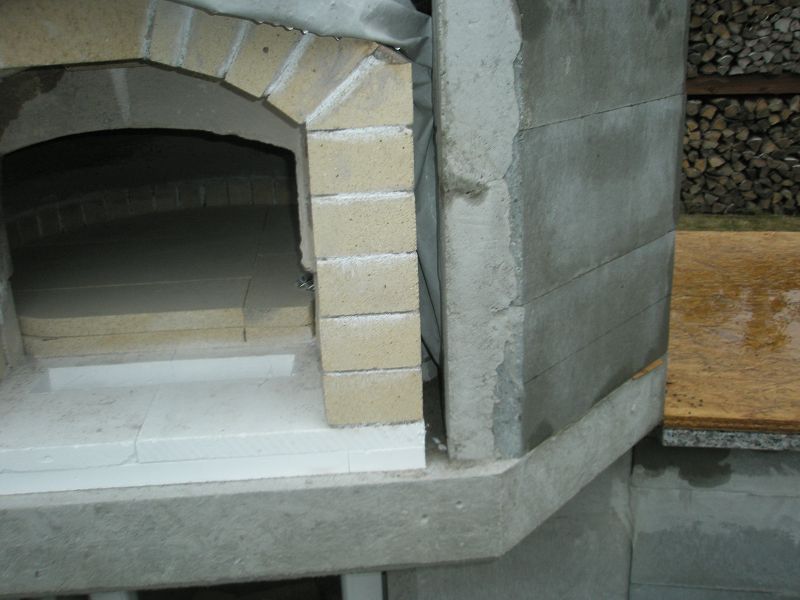 In den Schlitz kommt noch Kalziumsilikat, ebenso wird die gesamte Front damit verkleidet